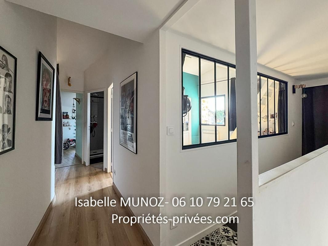 MONTPEYROUX Montpeyroux, Maison de charme rénovée, F4 environ 107m2 habitables avec parking, terrasses dégagées et dépendance 3