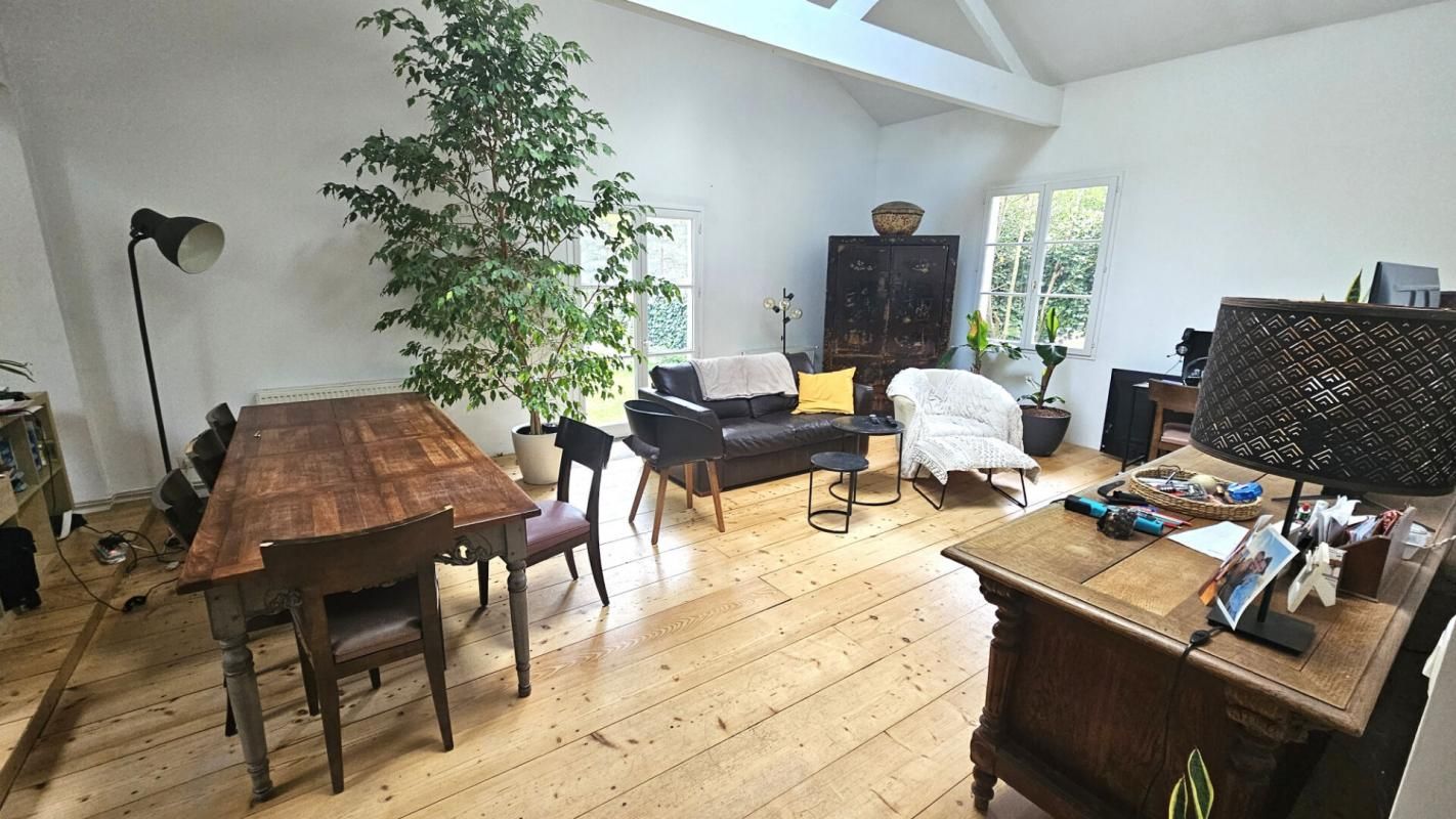 MONTFORT-L'AMAURY Montfort l'Amaury 10 mn / Maison atypique de plain-pied / 4 chambres 2