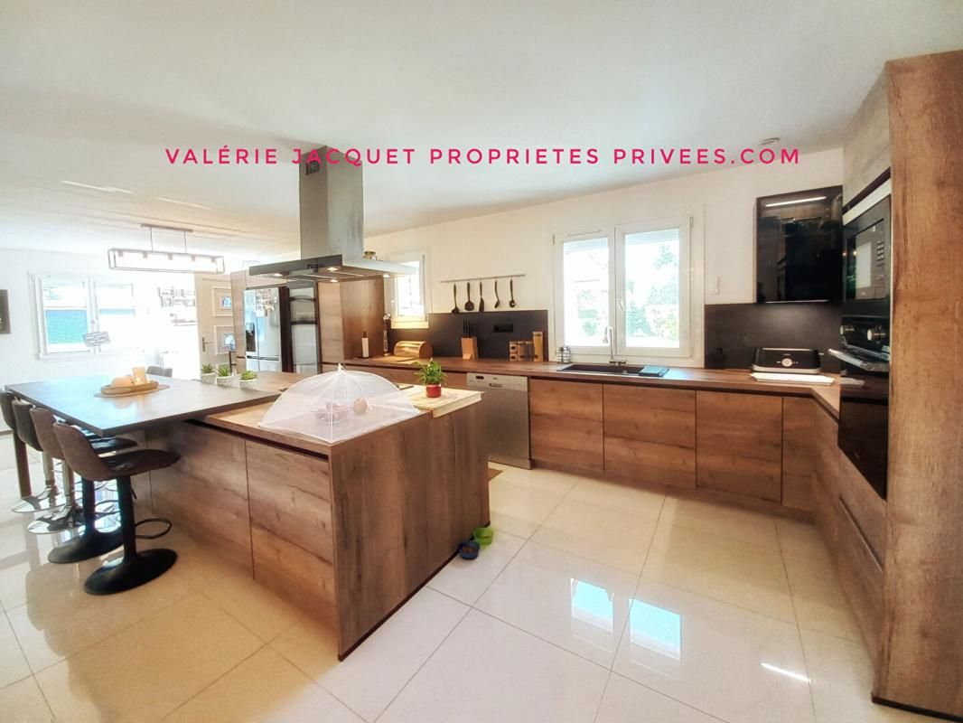 LES EGLISOTTES-ET-CHALAURES Maison 5 mn de Coutras 6 pièce(s) 170 m2 2