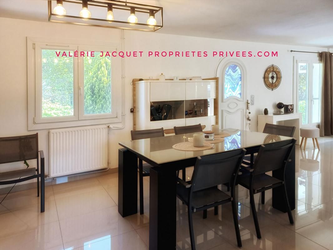 LES EGLISOTTES-ET-CHALAURES Maison 5 mn de Coutras 6 pièce(s) 170 m2 4