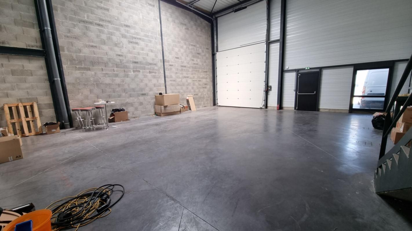 SAINT-ANDRE-DE-CORCY SAINT ANDRE DE CORCY - MURS COMMERCIAUX LIBRES 445 m² 2