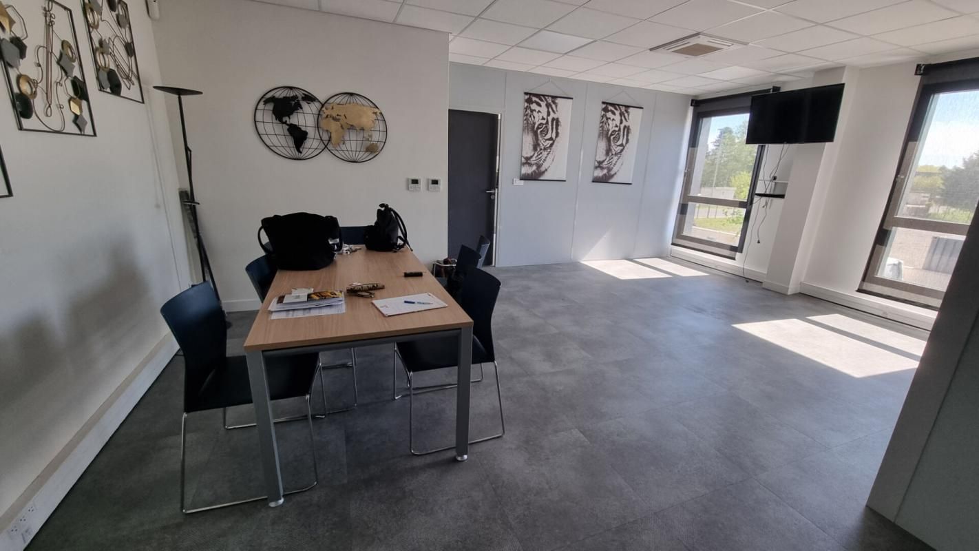 SAINT-ANDRE-DE-CORCY SAINT ANDRE DE CORCY - MURS COMMERCIAUX LIBRES 445 m² 3