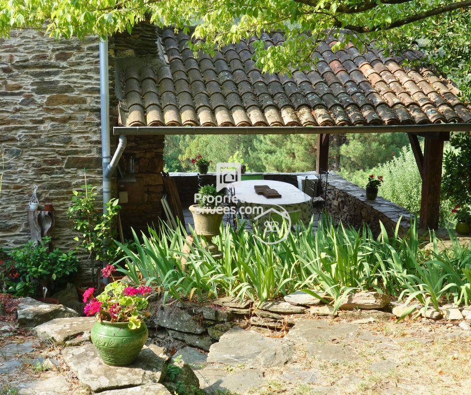 LES VANS Mas typiquement cévenol - Malbosc (limite Gard/Ardèche) 215 m² | 8 pièces | Terrain 17 497 m²| Piscine 3