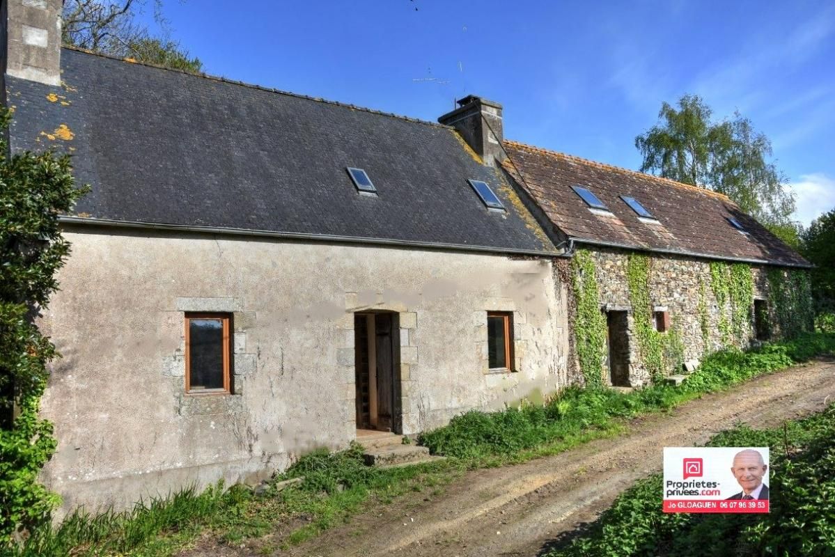 LA ROCHE-DERRIEN Maison 4 chambres sur 2 hectares avec hangar de 400 m2 2