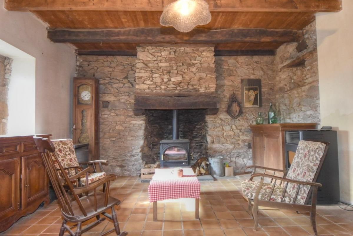 LA ROCHE-DERRIEN Maison 4 chambres sur 2 hectares avec hangar de 400 m2 3