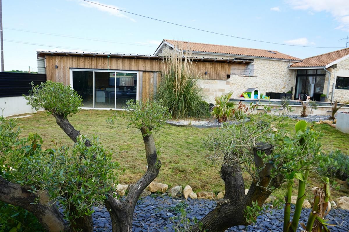 SAINT-PIERRE-DE-BAT ENTRE-DEUX- MERS CHARMANTE FAMILIALE MAISON EN PIERRE AVEC PISCINE UN CARPORT 2