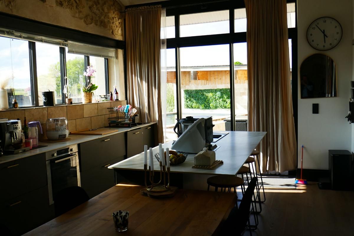 SAINT-PIERRE-DE-BAT ENTRE-DEUX- MERS CHARMANTE FAMILIALE MAISON EN PIERRE AVEC PISCINE UN CARPORT 3