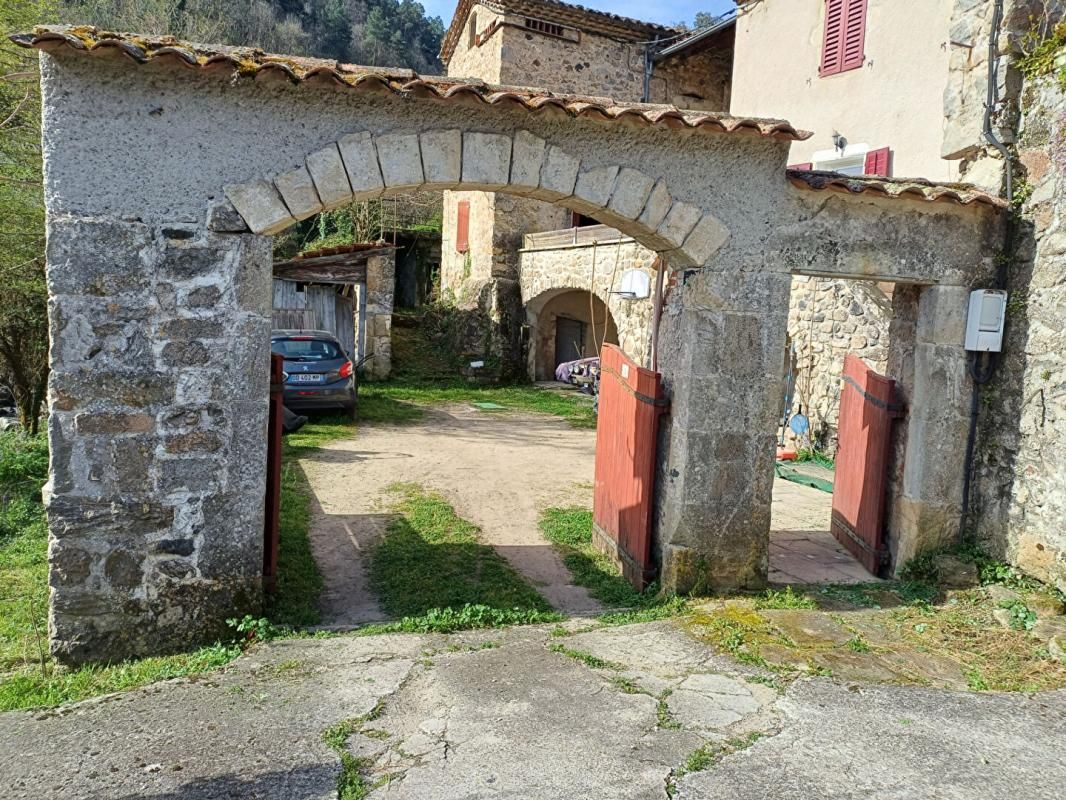 LES OLLIERES-SUR-EYRIEUX Maison en pierres de 120m² 2