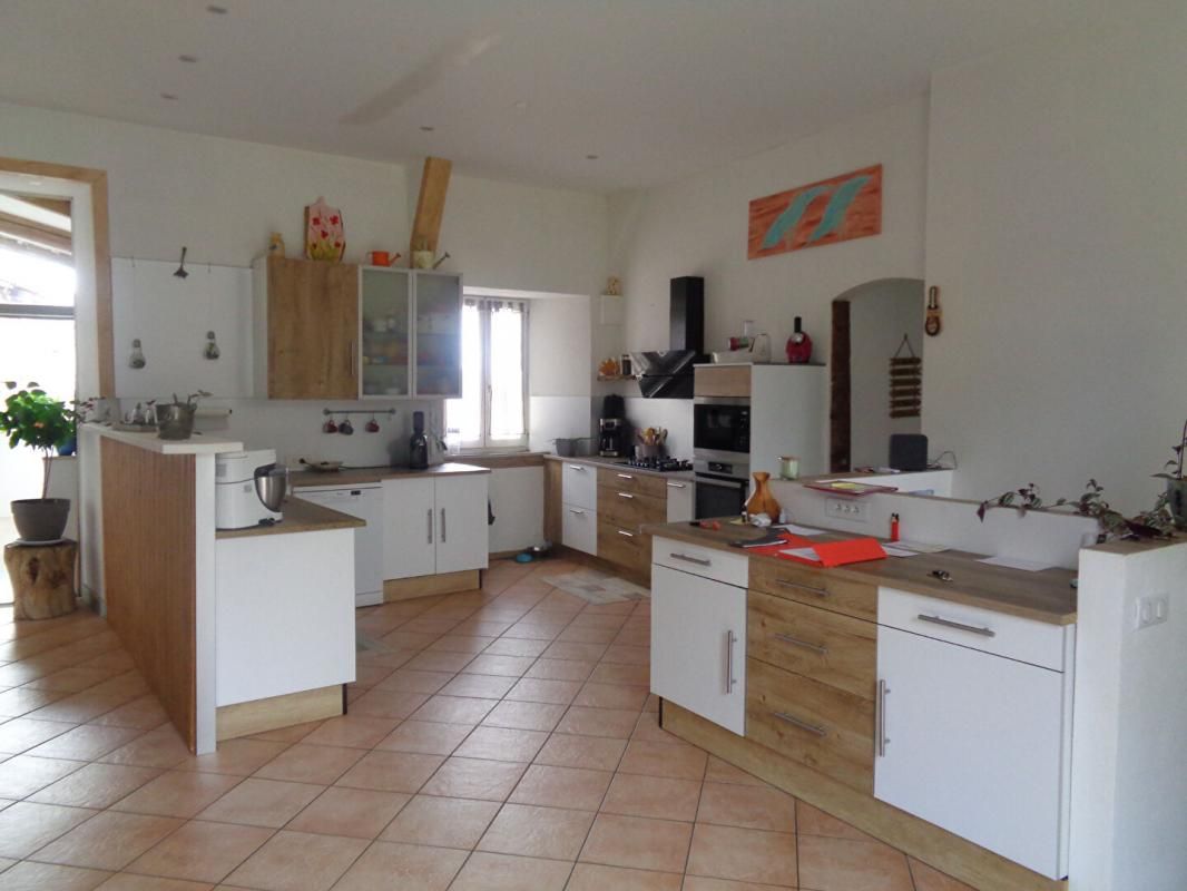 LANDOS Landos (43), maison de 196 m2 habitables, 6 chambres sur 1504 m2 de terrain 2