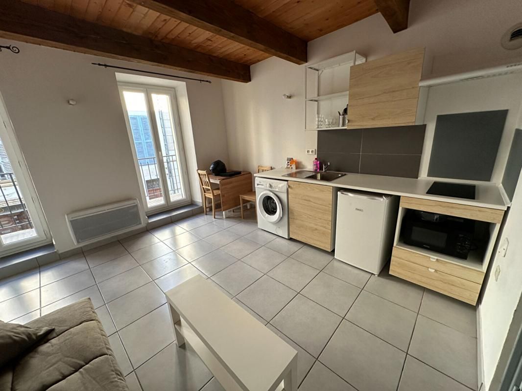 SALON-DE-PROVENCE A louer studio meublé refait a neuf à Salon de pce 2