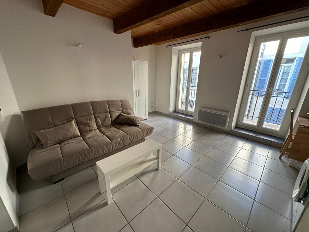 SALON-DE-PROVENCE A louer studio meublé refait a neuf à Salon de pce 3