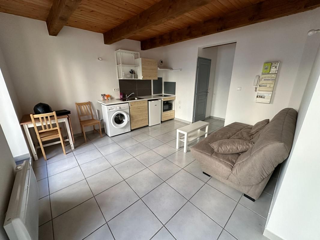 SALON-DE-PROVENCE A louer studio meublé refait a neuf à Salon de pce 4