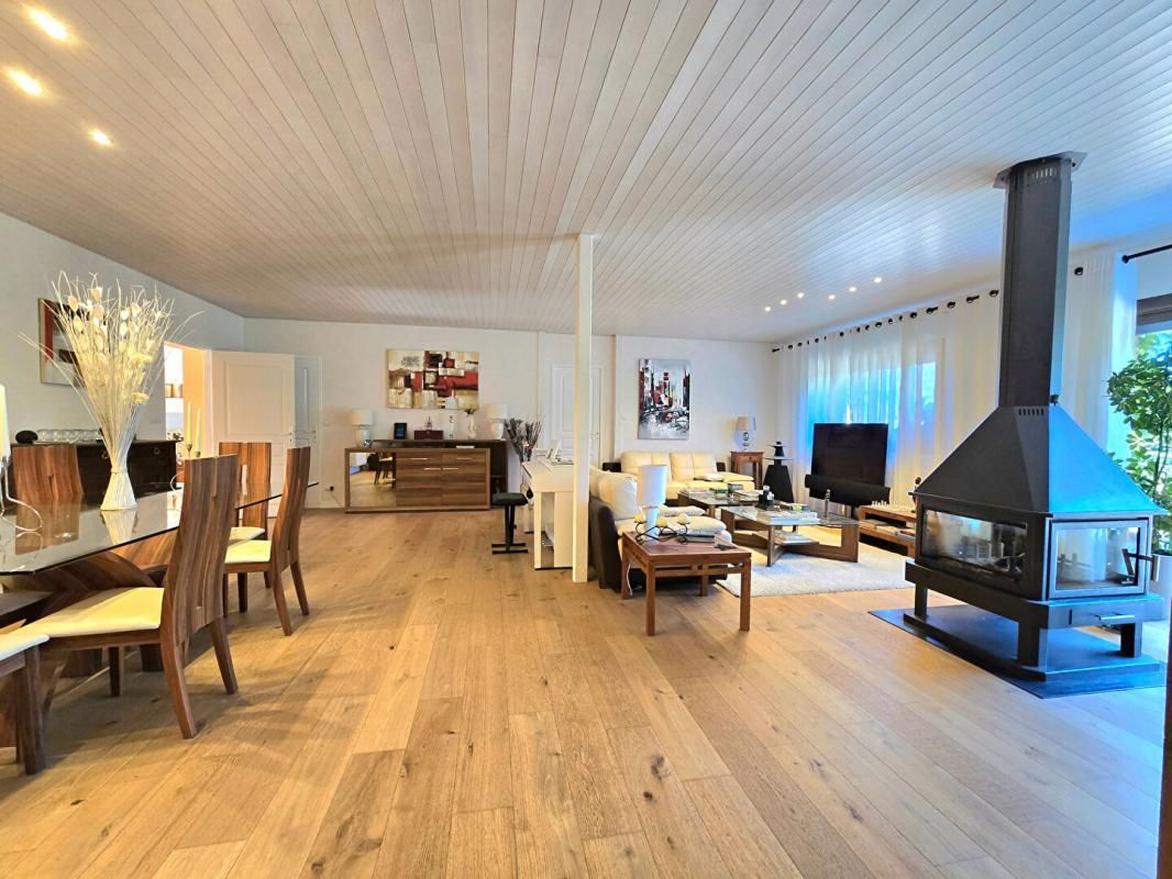 SAINT-SEURIN-SUR-L'ISLE Maison en pierres 220m² piscine, atelier, chai, 11hectares 4