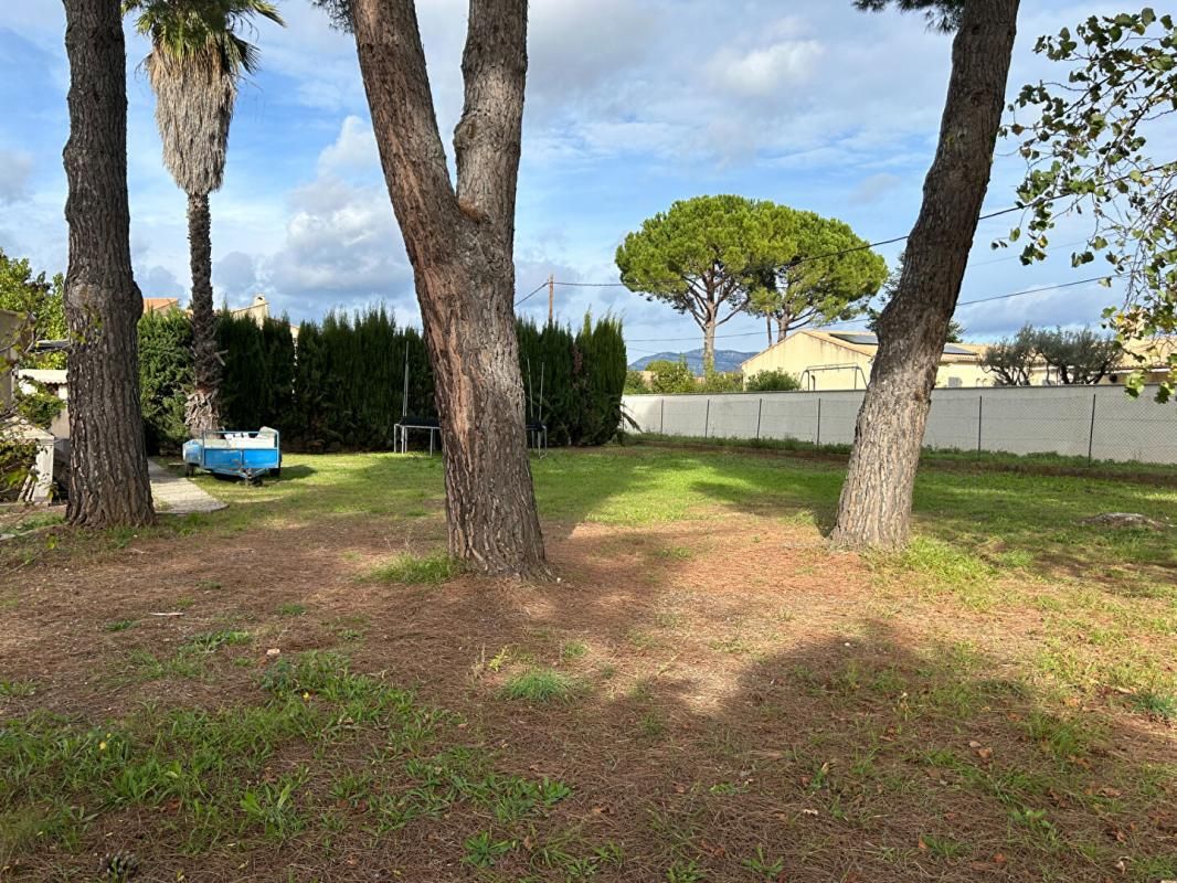 SAINT-ANDRE-DE-SANGONIS Terrain constructible 700 m² 2