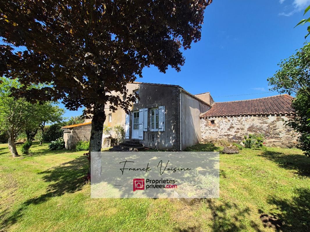 LES HERBIERS A rénover aux Herbiers Maison en pierres de 95 m2 avec 3 chambres dans un village sur une parcelle de 1638 m2 1