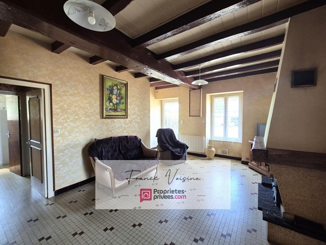 LES HERBIERS A rénover aux Herbiers Maison en pierres de 95 m2 avec 3 chambres dans un village sur une parcelle de 1638 m2 3