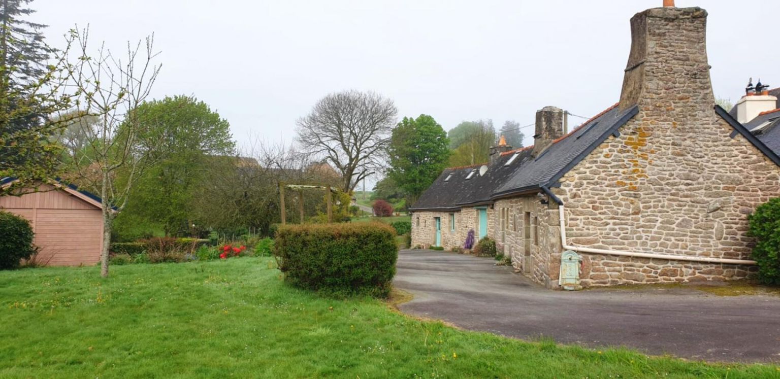 SEGLIEN Jolie maison en pierre avec dépendances à Séglien 1