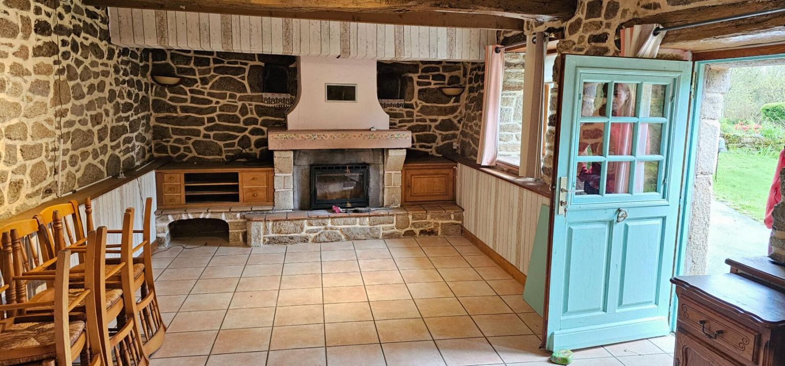 SEGLIEN Jolie maison en pierre avec dépendances à Séglien 2
