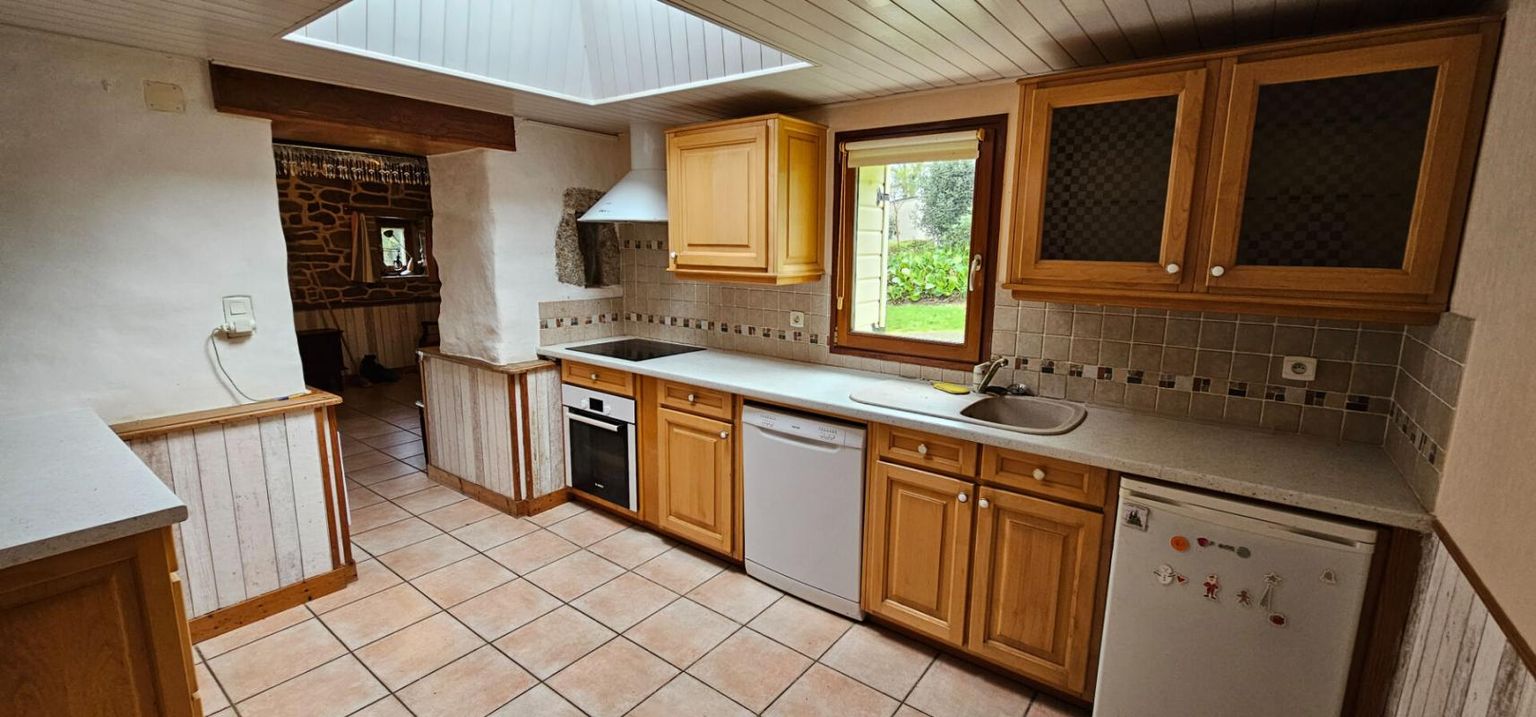 SEGLIEN Jolie maison en pierre avec dépendances à Séglien 3