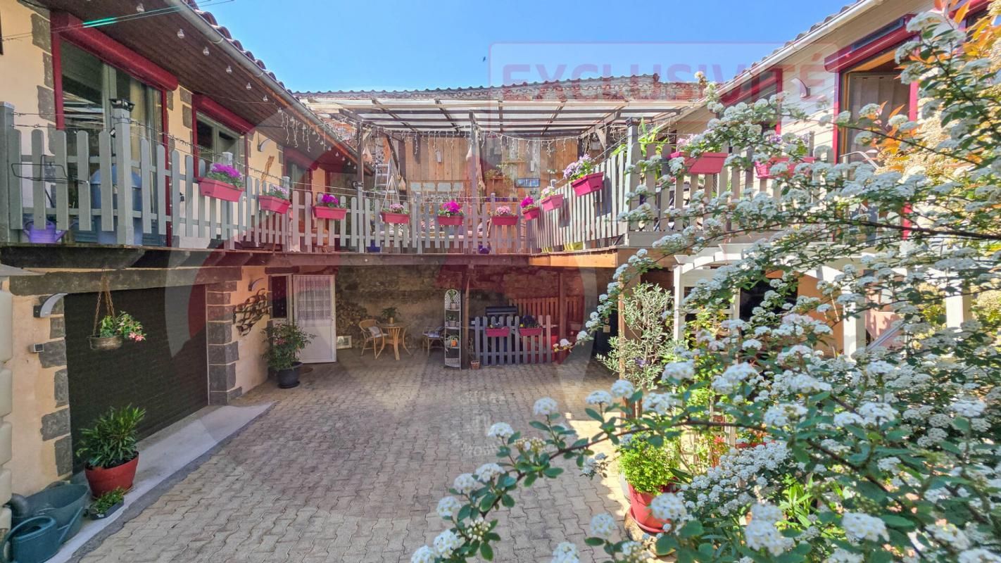 Maison de charme 190 m² avec cour et grande terrasse fleuries