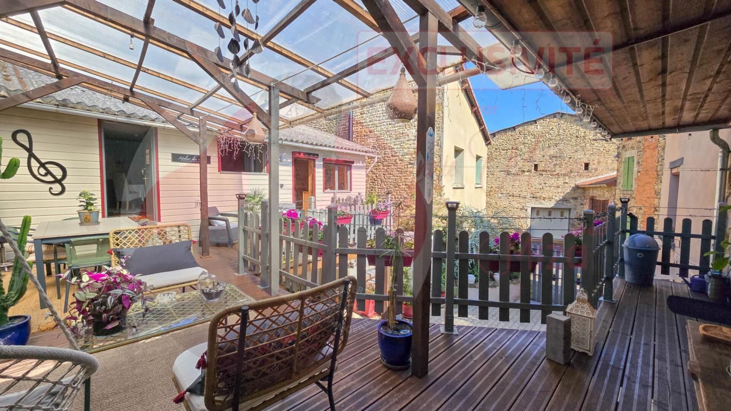 SAINT-REMY-DE-CHARGNAT Maison de charme 190 m² avec cour et grande terrasse fleuries 3
