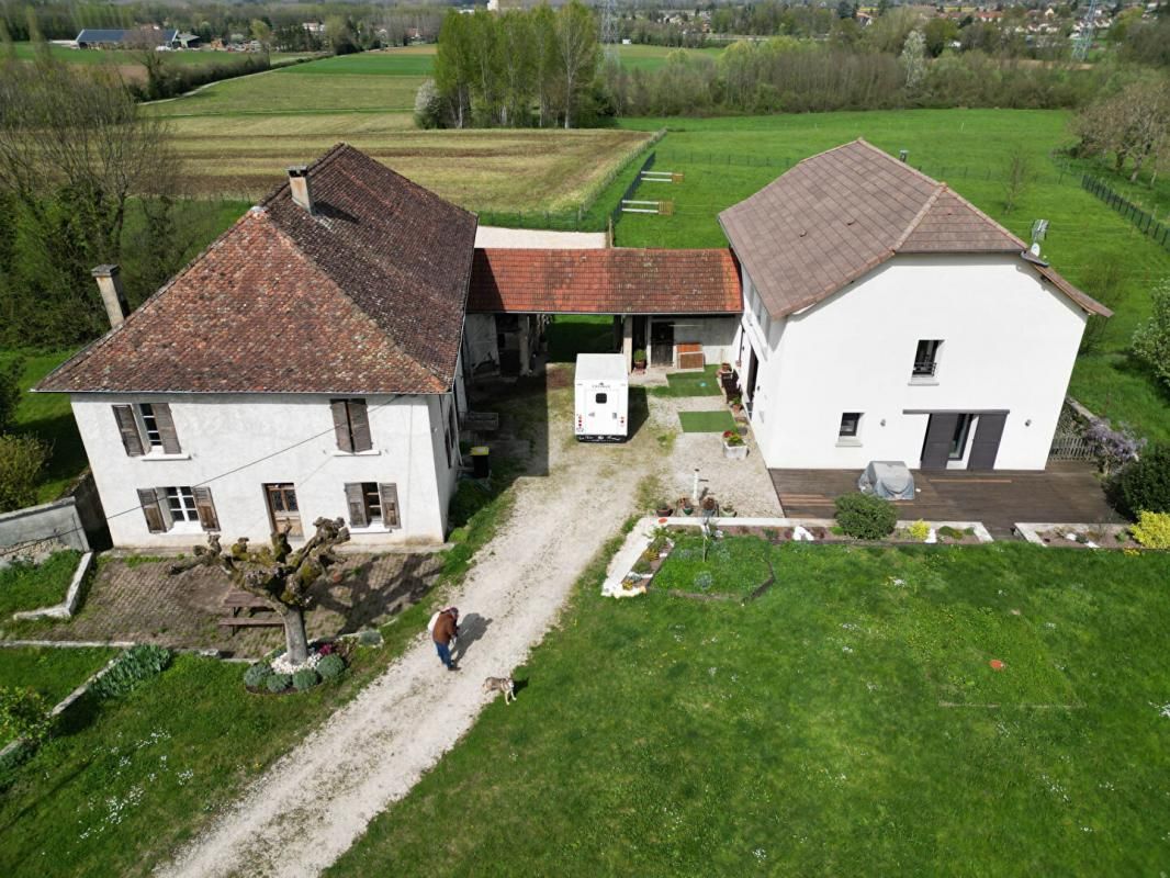 LA TOUR-DU-PIN Tènement immobilier 340 m2 en 2 maisons + grange 1