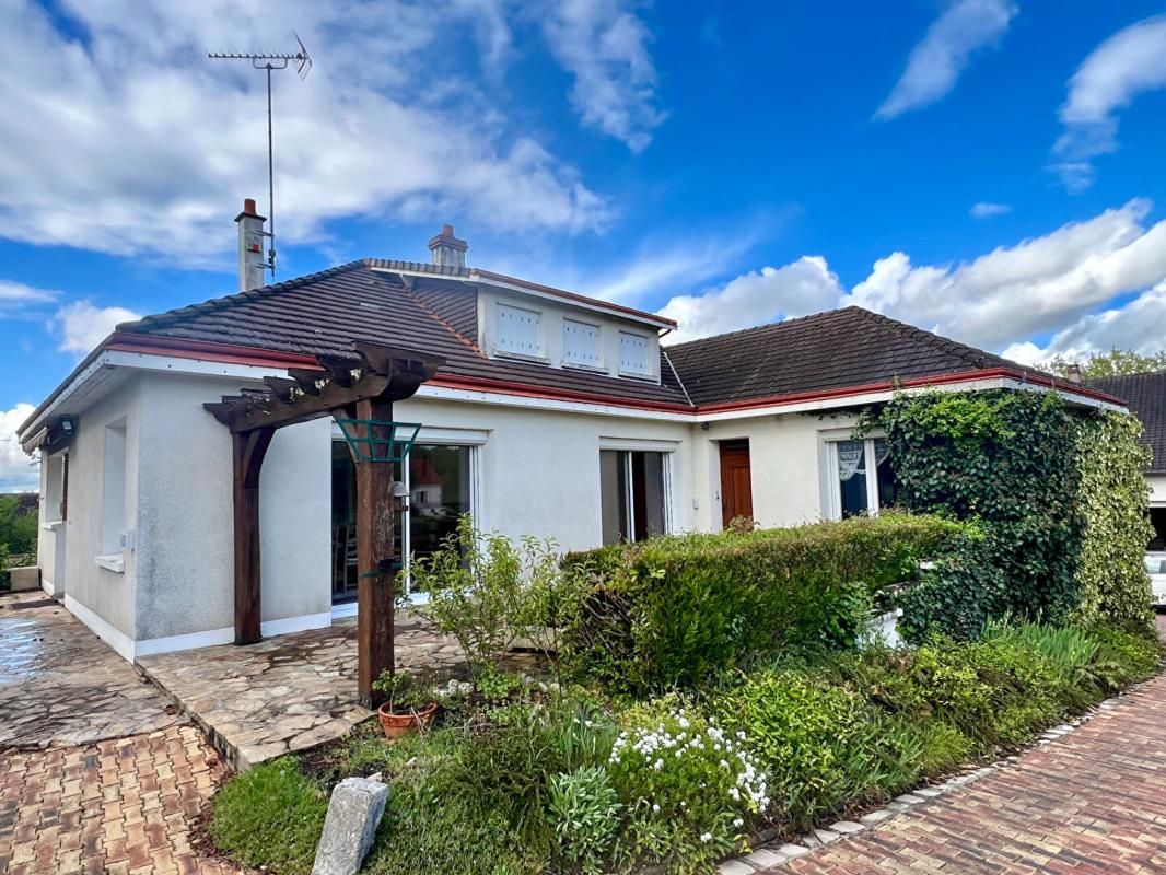 SAINT-GERVAIS-LA-FORET ENSEMBLE IMMOBILIER  MAISON + GARAGES ATELIERS 2