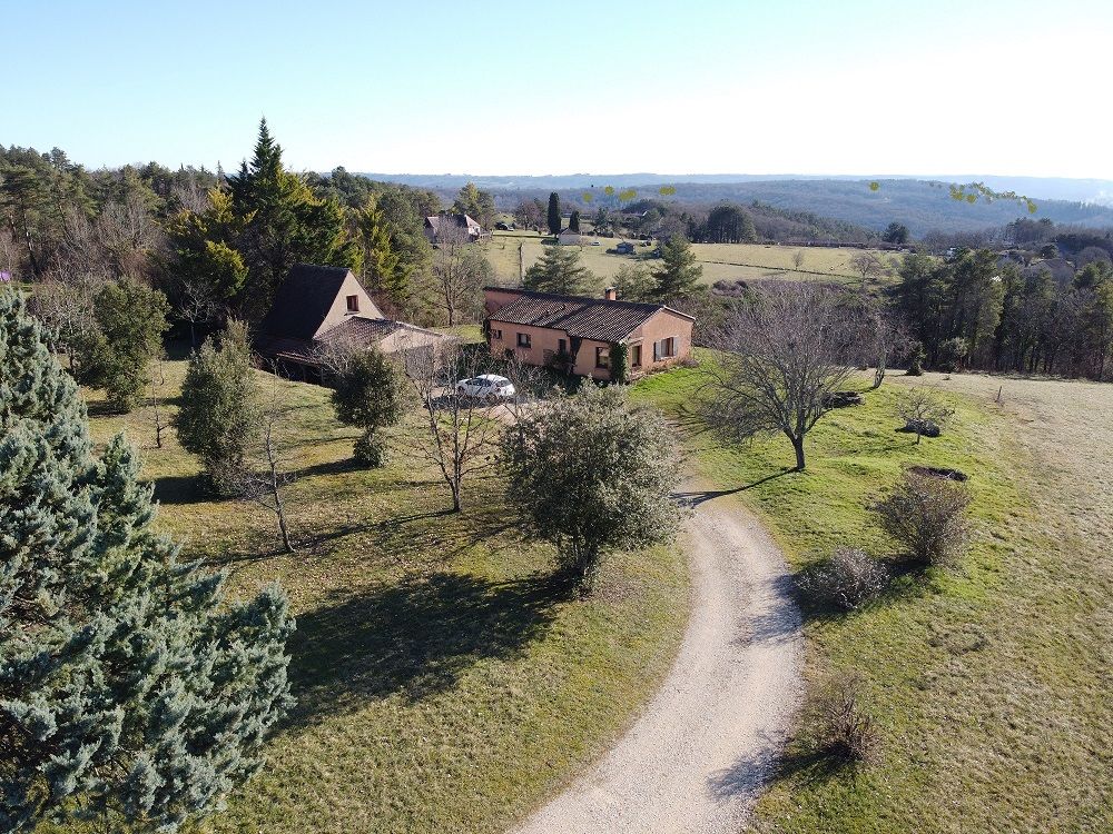 Maison de plain-pied, dépendance et grand garage attenant, belle vue. 3 chambres. Jardin 4500m2