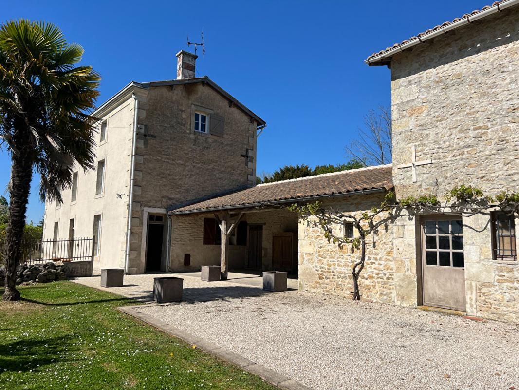 NANTEUIL Maison Nanteuil 6 pièce(s) 215 m2 2