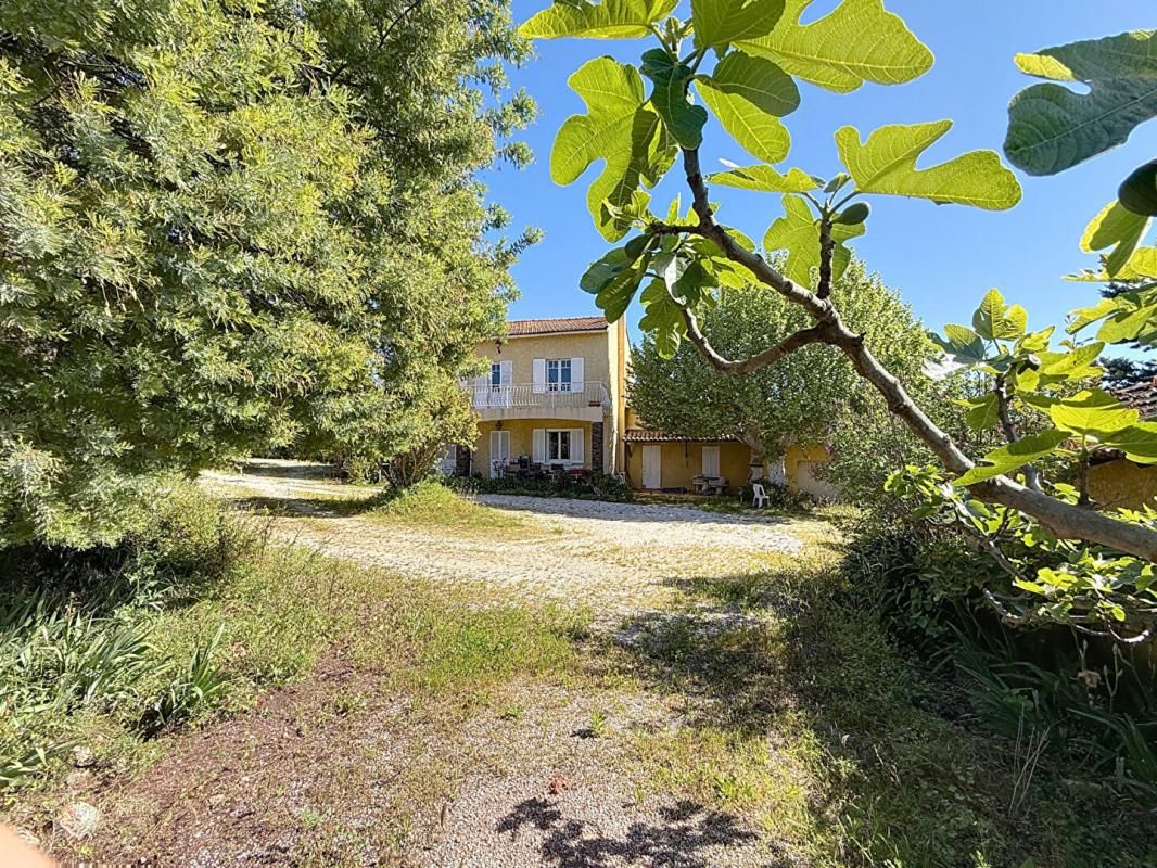 Cuers ! Propriété de 320 m2 avec garage à rénover