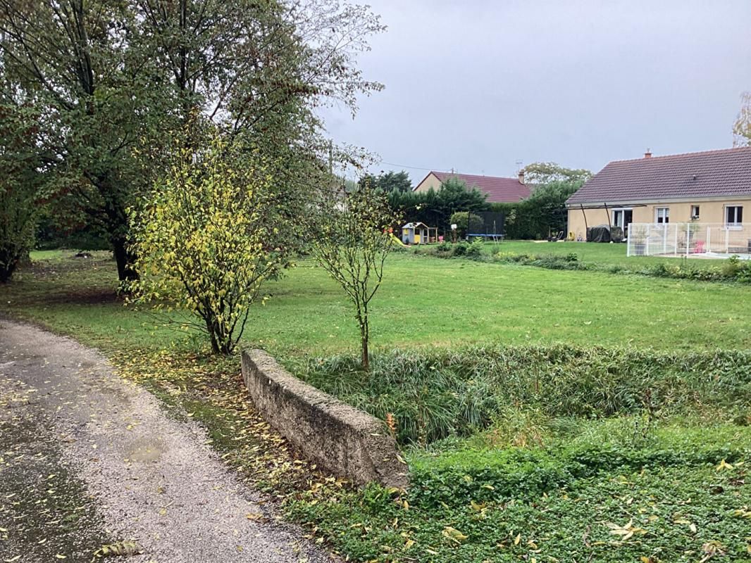 SAINT-LOUP-DE-VARENNES Terrain viabilisé environ 1100 m2 vraiment exceptionnel á St Loup de Varennes près de Chalon Sur Saône 3
