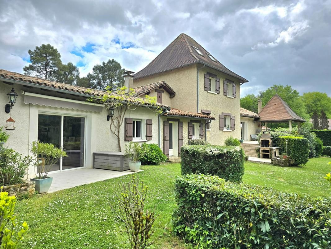 Propriété de type 8, édifiée sur un terrain arboré de 16161 m², piscine, garage et dépendances