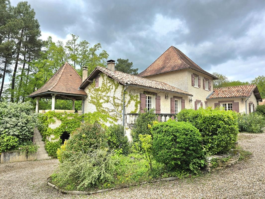 COURSAC Propriété  de type 8, édifiée sur un terrain arboré de 16161 m², piscine, garage et dépendances 2
