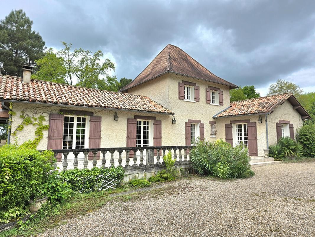 COURSAC Propriété  de type 8, édifiée sur un terrain arboré de 16161 m², piscine, garage et dépendances 3