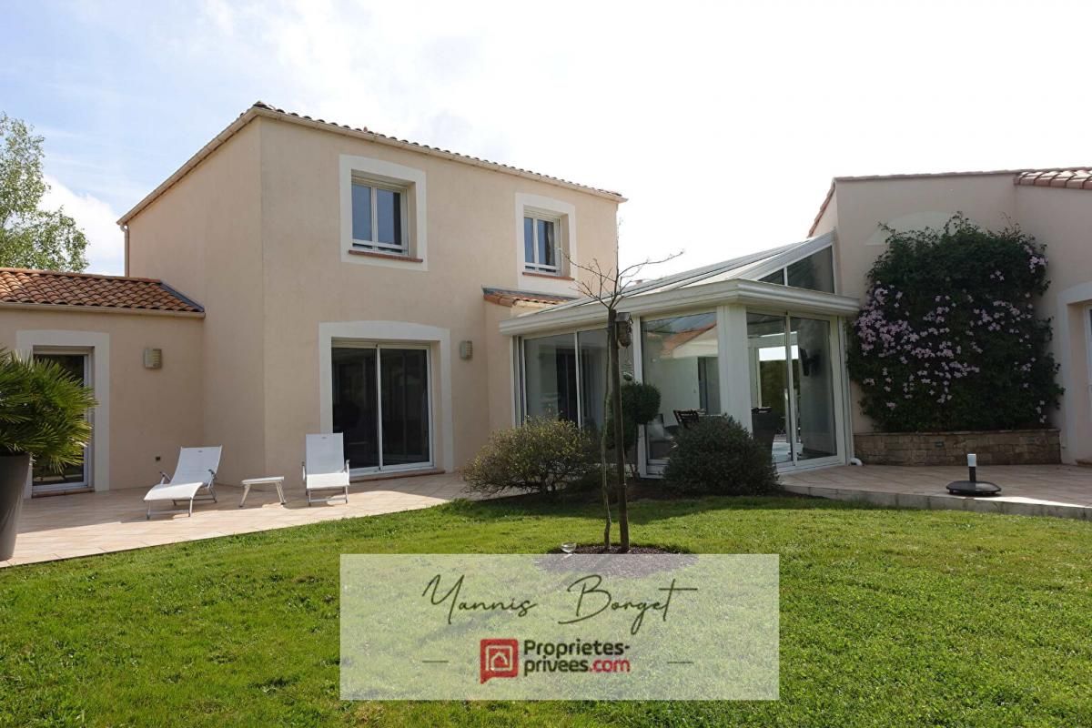 A Chavagnes-en-Paillers (85250) - Maison familiale de 152 m² avec grand terrain, garages et vue boisée