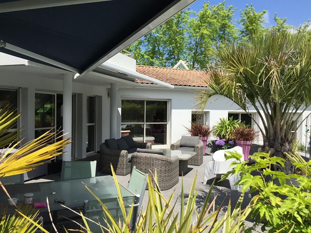 DEMEURE DE PRESTIGE  FAMILIALE JARDIN PISCINE ET GARAGE DOUBLE