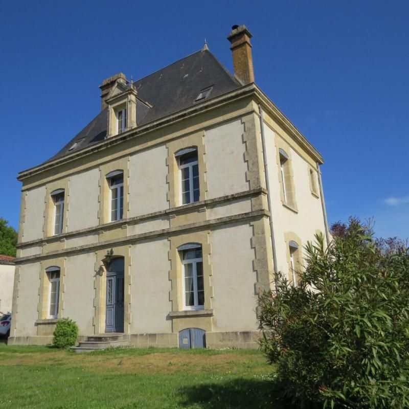 FOUSSAIS-PAYRE Elégante maison XIX d'une petite cité de caractère 2