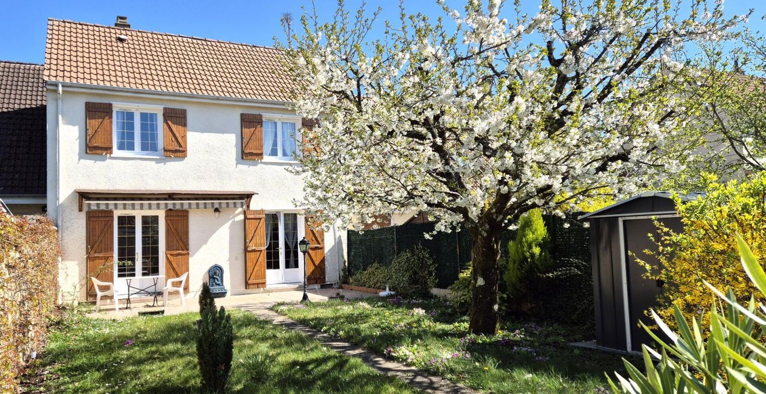 Belle Maison de 104 m² à Rafraîchir avec Cour avant, Cave, Terrasse, Abri de jardin et Terrain clos et arboré de 260 m²