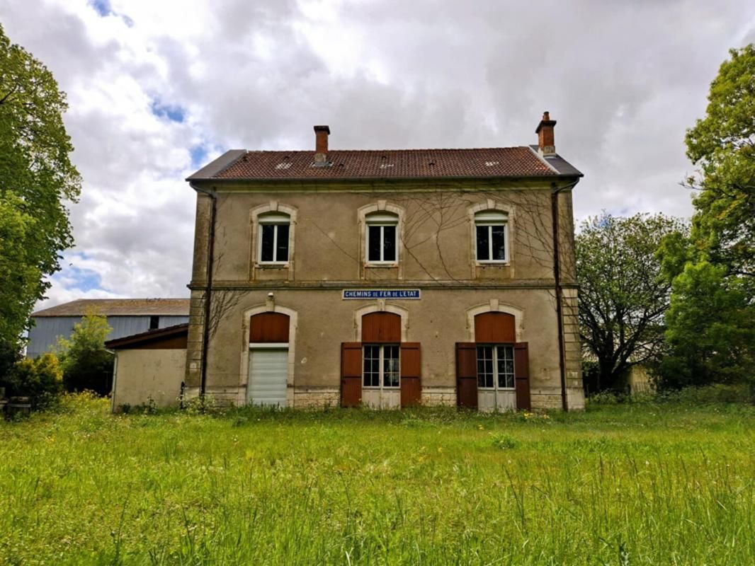 CHEVANCEAUX Ancienne gare aménagée - 360 m² à fort potentiel avec 9134 m² de terrain! 2