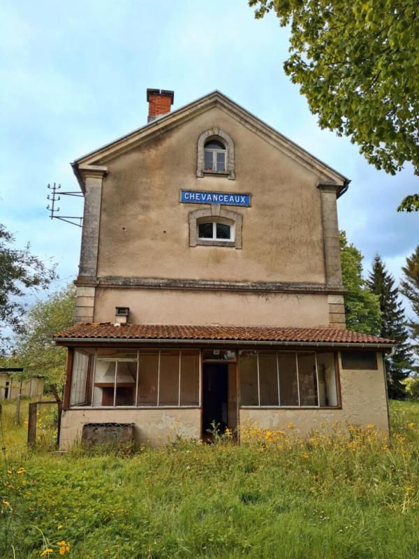 CHEVANCEAUX Ancienne gare aménagée - 360 m² à fort potentiel avec 9134 m² de terrain! 3