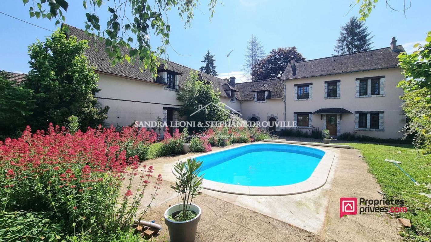 JOUY - MAGNIFIQUE DEMEURE DE 360 m², 12 PIECES, AVEC PISCINE