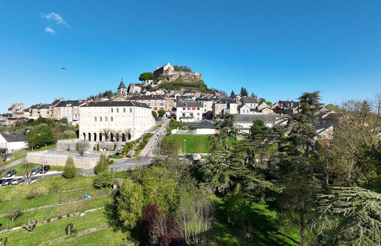 Murs er Fonds Hotel-Restaurant 40 pièces de 1300 m2