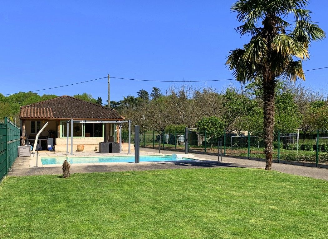 LUZECH Maison plain-pied 60 m² avec piscine et véranda en bordure du Lot 2