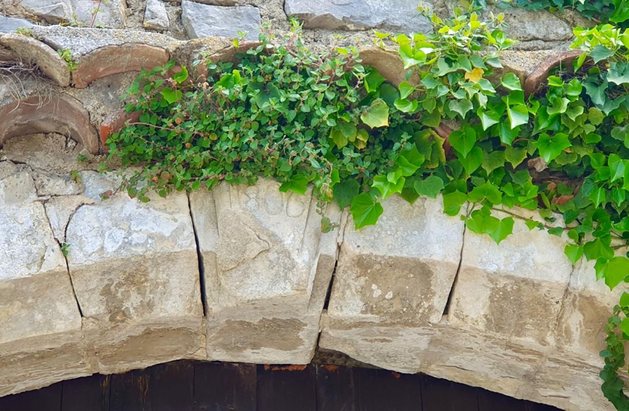 UZES Maison de Village avec terrain et piscine 2