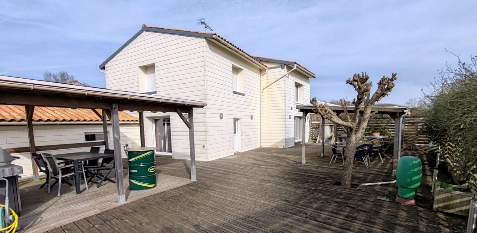 Nuaille D'Aunis, ensemble immobilier maison de 184m2 et 2 logements locatifs