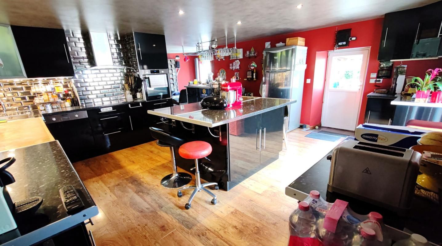 NUAILLE-D'AUNIS Nuaille D'Aunis, ensemble immobilier maison de 184m2 et 2 logements locatifs 4