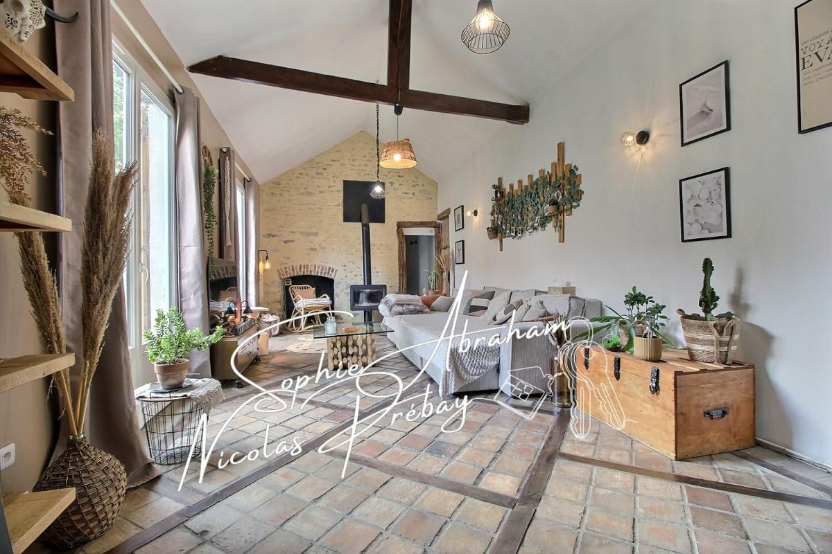 Maison en pierres de 6 pièces, 4 chambres avec jardin et terrasse
