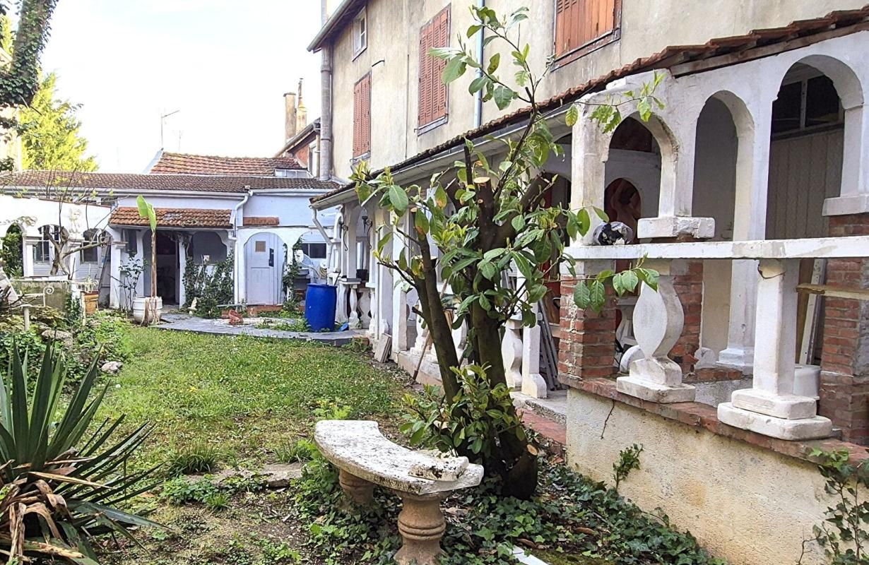 Bel ensemble Immobilier de Rapport et Rentabilité Locative de 202 m² à Remettre à votre goût avec Pièce de musique, Chaufferie gaz, Terrasses, Barbecue, Cave et Terrain Clos et arboré de 408 m².Cave