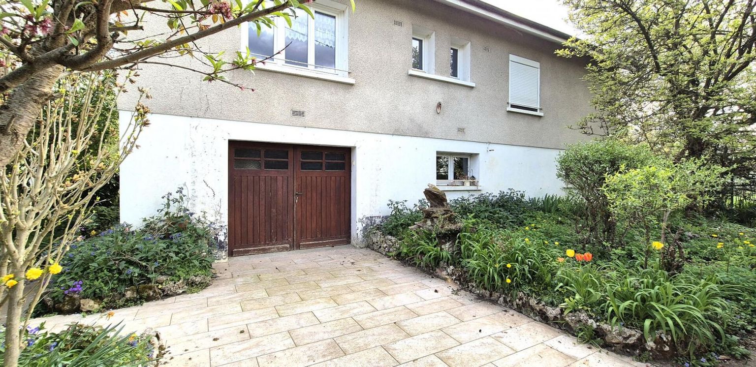 Pavillon sur Sous-sol de 82 m² à Rafraîchir et Extensible à 110, avec Cours, Garage, Atelier, CC Bois, Véranda, Terrasse et Terrain clos et arboré de 620 m²