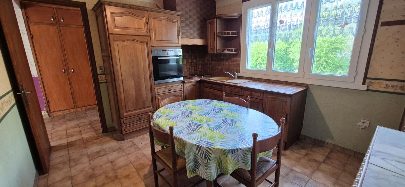 SAINT-DIZIER Pavillon sur Sous-sol de 82 m² à Rafraîchir et Extensible à 110, avec Cours, Garage, Atelier, CC Bois, Véranda, Terrasse et Terrain clos et arboré de 620 m² 2